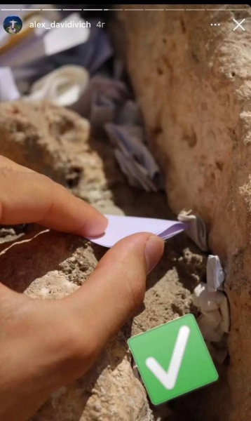 En Israel, un ucraniano clavó 17.500 hojas de papel con maldiciones contra los ocupantes en el Muro de los Lamentos