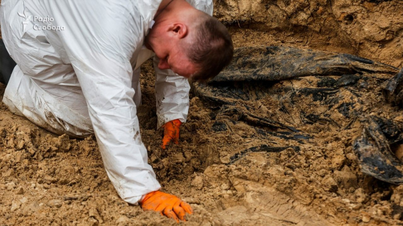 Fosas comunes en Izyum: los periodistas mostraron cómo sucede la exhumación de cuerpos – imágenes impactantes