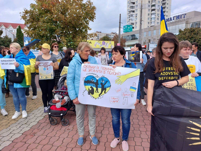 El mundo necesita saber la verdad sobre las acciones de Rusia: familias de los defensores de Mariupol tomarán la plaza cada semana