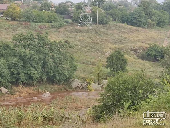 Después de los ataques en Krivoy Rog, el agua en Ingulets se volvió roja como la sangre: fotos increíbles