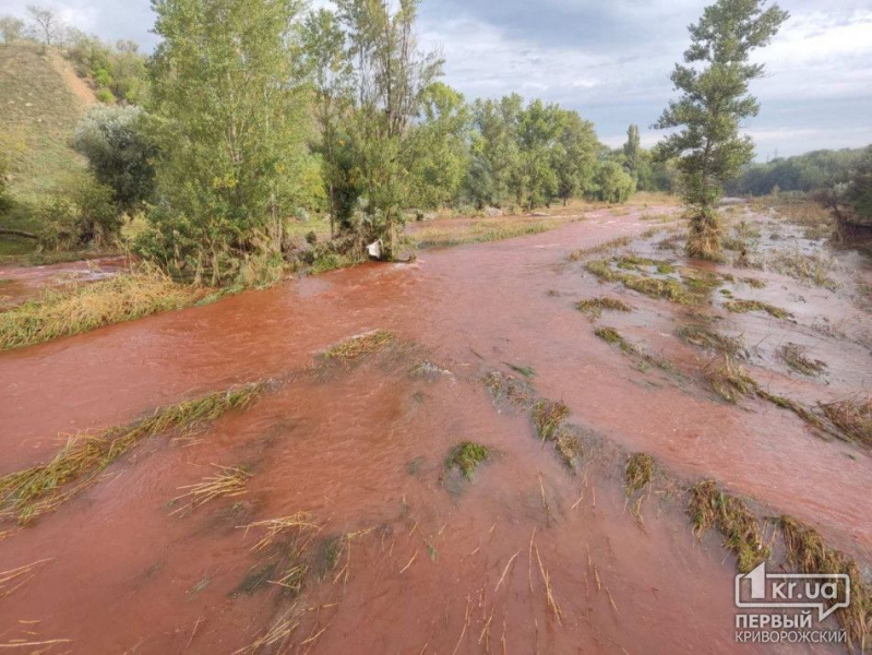 Después de los ataques en Krivoy Rog, el agua en Ingulets se volvió rojo sangre: fotos increíbles