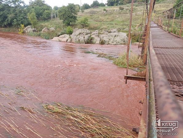 Después de los ataques en Krivoy Rog, el agua en Ingulets se volvió roja sangre: fotos increíbles 