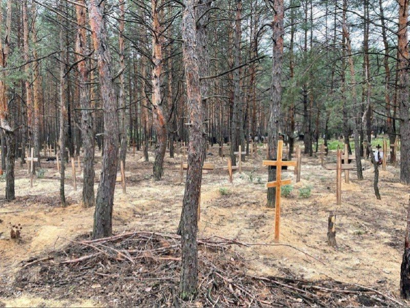 Puede ser peor que Bucha: se encontró una fosa común de la época de la ocupación con cientos de tumbas cerca de Izyum