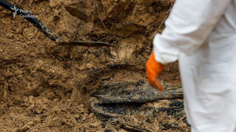 Fosas comunes en Izyum: los periodistas mostraron cómo se exhuman los cuerpos – imágenes impactantes