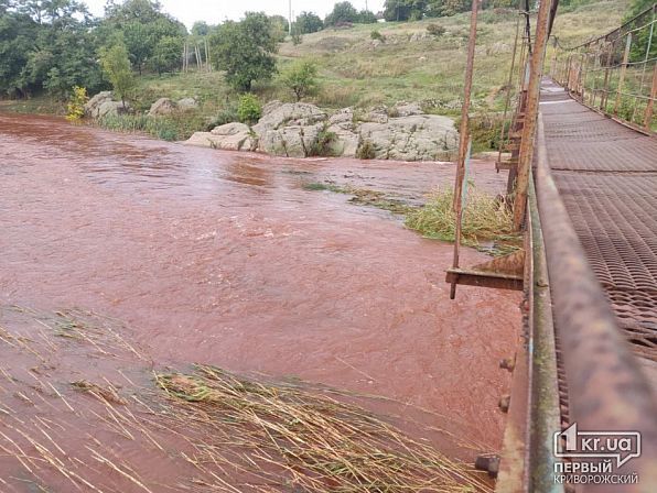 Después de los ataques a Krivoy Rog, el agua en Ingulets se volvió rojo sangre: fotos increíbles 