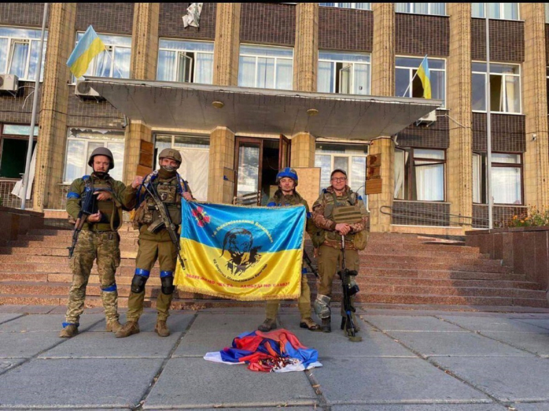 Bandera de Ucrania en Kupyansk: fotos publicadas en línea cerca del Ayuntamiento