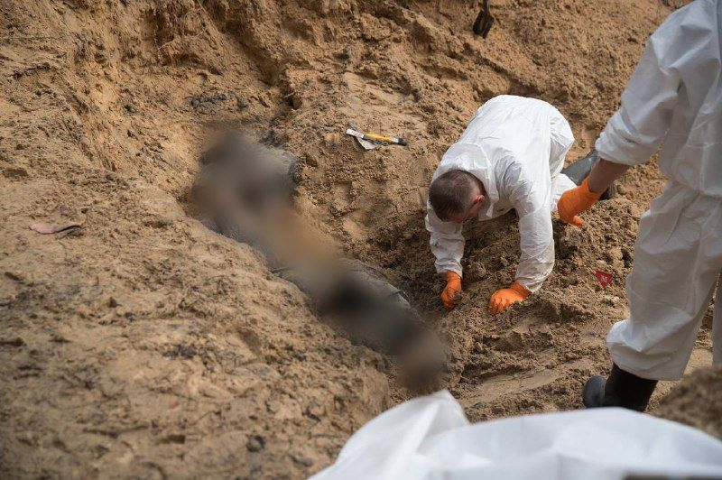 400 cuerpos encontrados en una fosa común en Izyum: imágenes espeluznantes