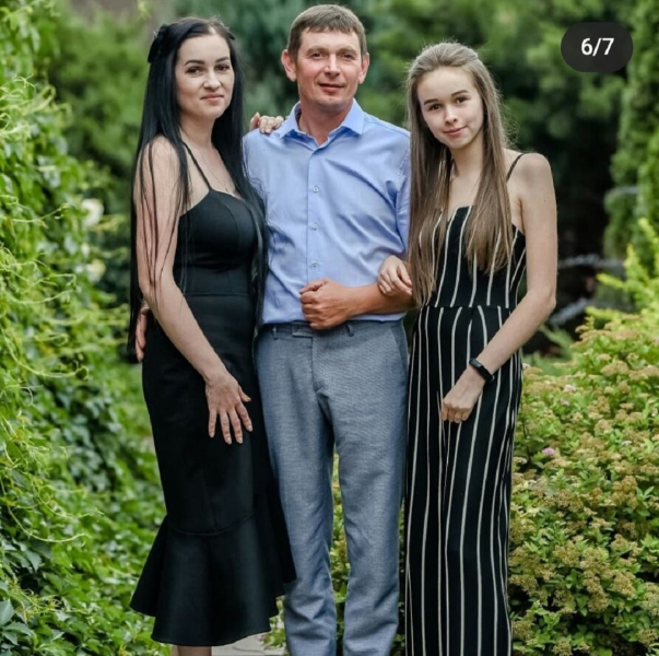 Nunca usé un vestido de graduación, una mujer de Kharkiv sobre su hija, que terminó el 11.° grado durante la guerra