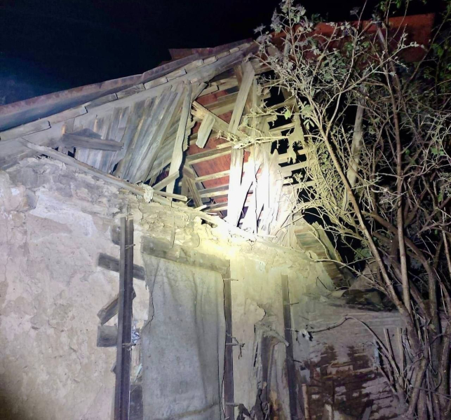 Los rusos golpean tres veces Nikopol: casas mutiladas y gasoductos, casi 8 mil familias sin electricidad