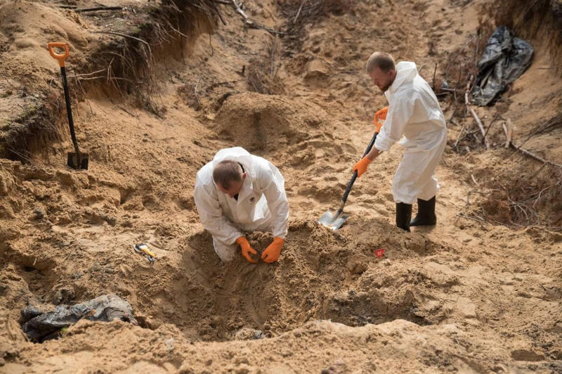 400 cuerpos encontrados en una fosa común en Izyum: imágenes espeluznantes