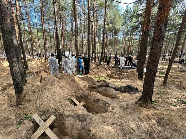 Exhumación de cuerpos en Izyum completada: algunos cuerpos horriblemente mutilados