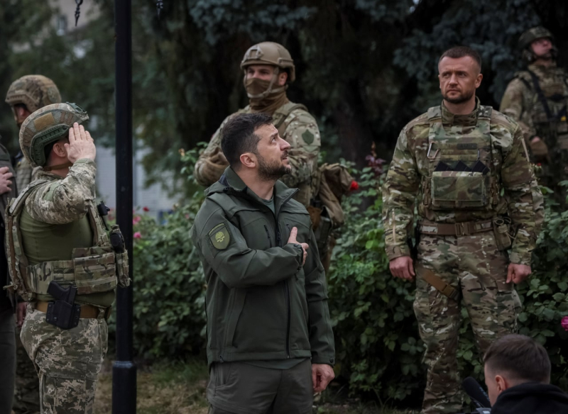 Los rusos están histéricos por la visita de Zelensky a Izyum – no pueden entender cómo sucedió esto 