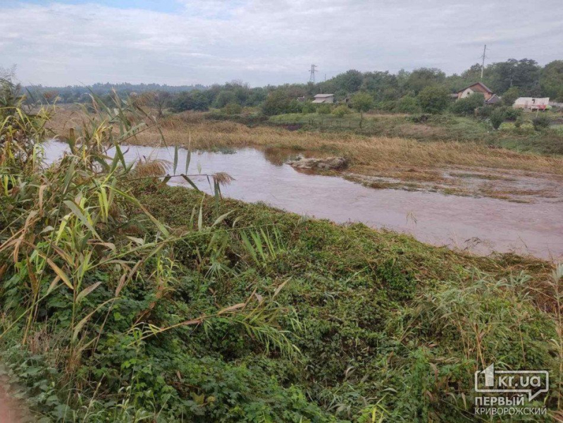 Después de los ataques a Krivoy Rog, el agua en Ingulets se volvió rojo sangre: fotos increíbles 