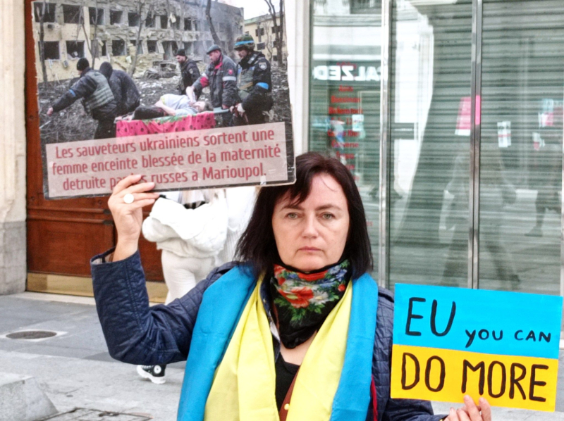 "Rusia– terrorista": manifestación en apoyo a Ucrania celebrada en el Lyon francés