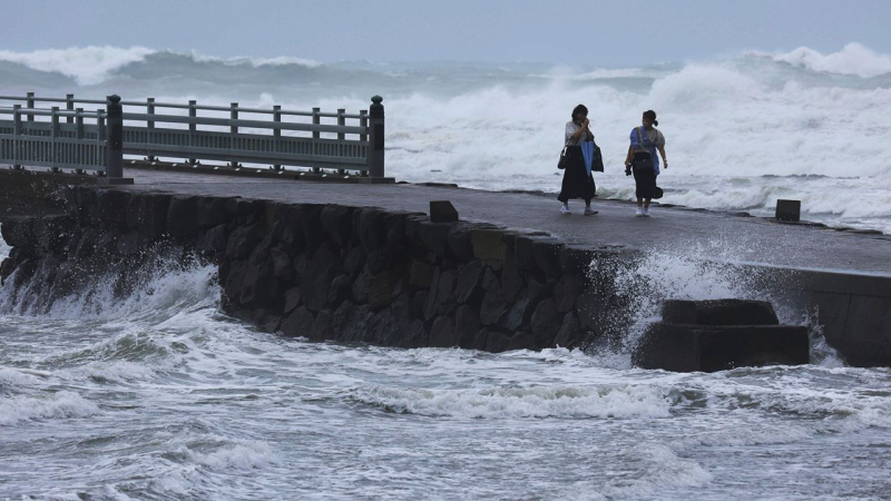 Japón quiere evacuar a millones de personas debido a un fuerte tifón