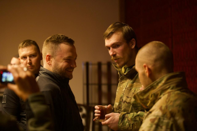 Ucrania entera no contiene lágrimas de alegría: lo que se sabe del regreso de los defensores de Azovstal del cautiverio