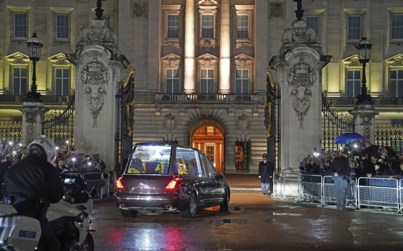 El féretro de la reina Isabel II llegó al Palacio de Buckingham: foto