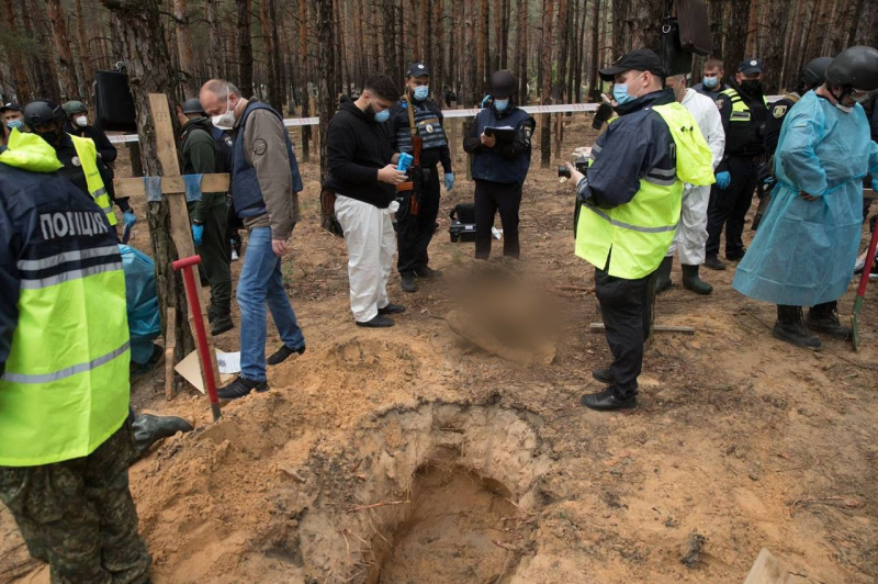 400 cuerpos encontrados en una fosa común en Izyum: imágenes espeluznantes