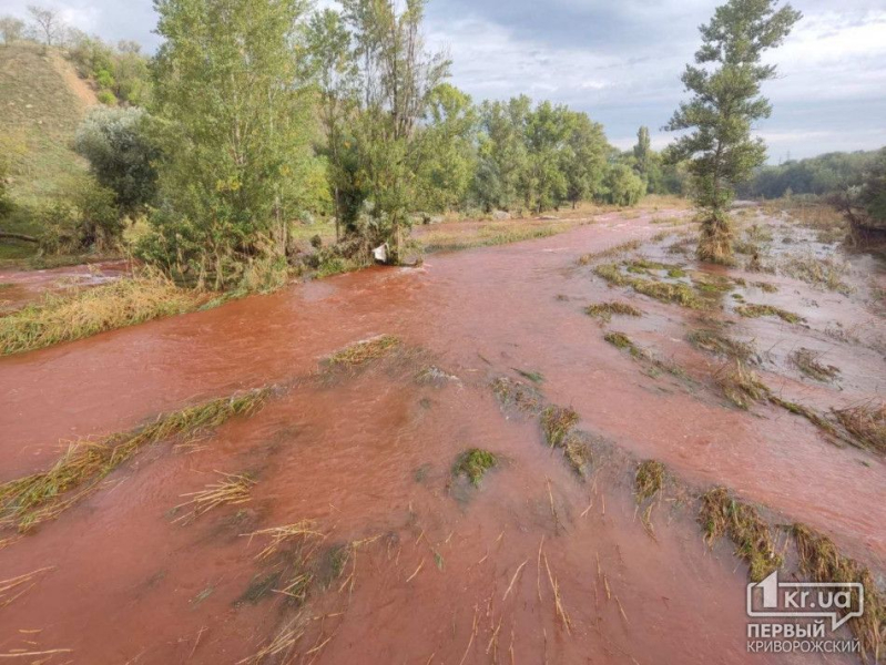 Después de los ataques a Krivoy Rog, el agua en Ingulets se volvió rojo sangre: fotos increíbles