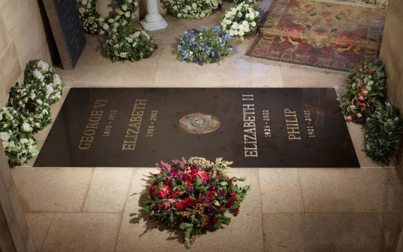 buckingham /></p>
<p><strong>La reina británica fue enterrada en la Capilla Conmemorativa del Rey Jorge VI en el Castillo de Windsor el lunes 19 de septiembre por la noche.</strong></p>
<p>El sábado 24 de septiembre El Palacio de Buckingham publicó una foto de la lápida donde fue enterrada la reina Isabel II. El nombre de la reina británica está inscrito en una tablilla negra junto a los nombres de su padre Jorge VI, su madre Isabel y su marido Felipe.</p>
<p>Así lo informa Sky News.</p>
<p>El la foto muestra una piedra colocada en el suelo de la capilla rodeada de ramos de flores y coronas. La placa está hecha de mármol belga tallado a mano y la inscripción está en letras de latón.</p>
<p>La primera foto ya es ampliamente compartida en las redes sociales, en particular, apareció en Twitter del sitio web de noticias de la familia real británica. .</p>
<blockquote class=