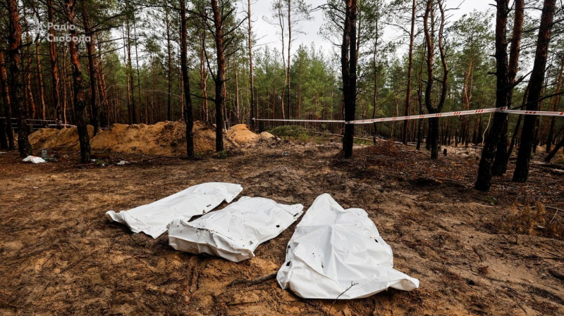 Fosas comunes en Izyum e: los periodistas mostraron cómo se lleva a cabo la exhumación de los cuerpos – imágenes impactantes