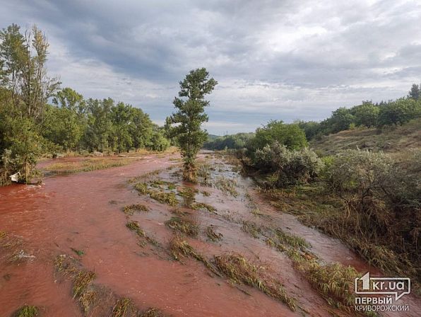 Después de los ataques en Krivoy Rog, el agua en Ingulets se volvió roja como la sangre: fotos increíbles