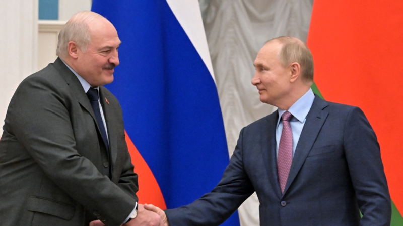 "Personalmente, no me preocupé": Lukashenka tranquilizó a Putin en medio de la huida de los rusos del país