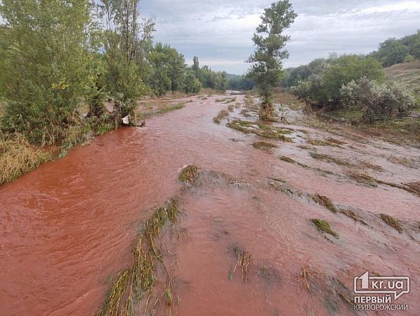 Después de los ataques en Krivoy Rog , el agua de Ingulets se tiñó de rojo sangre: impresionantes fotos