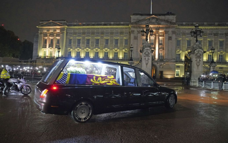 El féretro de la reina Isabel II llegó al Palacio de Buckingham: foto