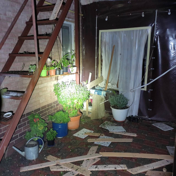 Los rusos atacan Nikopol tres veces: casas mutiladas y gasoductos, casi 8 mil familias sin electricidad 