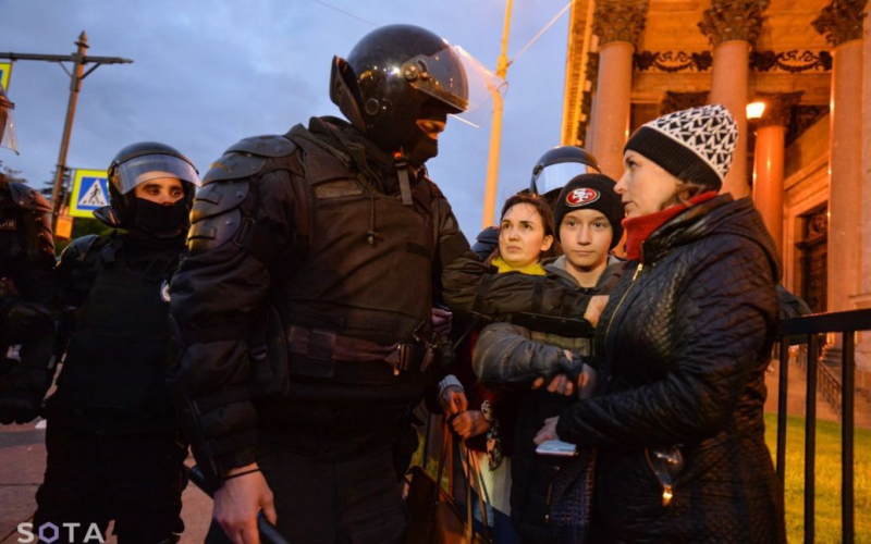La gente está siendo golpeada en el asfalto: en St. San Petersburgo, las fuerzas de seguridad están dispersando brutalmente las protestas contra la movilización