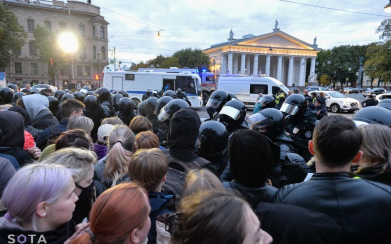 La gente está siendo golpeada en el asfalto: en San Petersburgo, las fuerzas de seguridad dispersan brutalmente las protestas contra la movilización