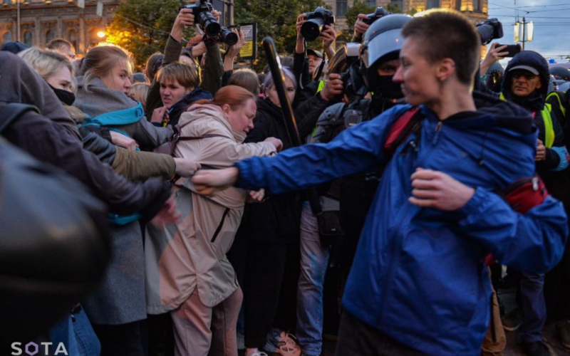 La gente está siendo golpeada en el asfalto: en San Petersburgo, las fuerzas de seguridad dispersan brutalmente las protestas contra la movilización