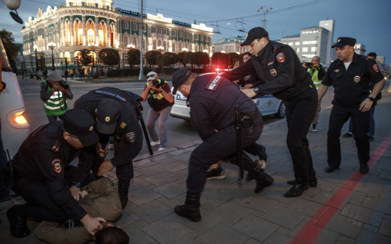 En Rusia, los hombres tienen prohibido viajar al extranjero – por el comisario militar de la región de Rostov