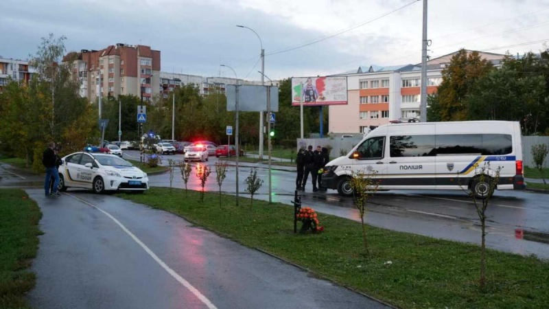 Muerte de una mujer policía y operación de detención: lo que se sabe del tiroteo cerca de una escuela en Chernivtsi