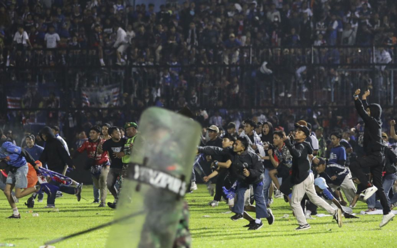 Mueren más de 120 aficionados tras partido de fútbol en Indonesia: vídeo