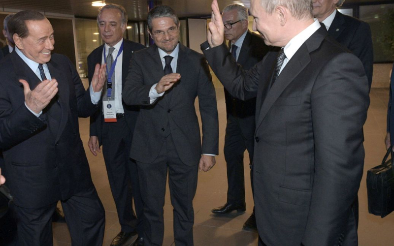 Putin y Berlusconi bebidas intercambiadas y 