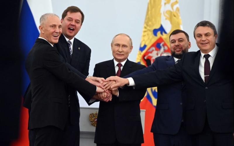 Putin ya va a 'legitimar' la toma de territorios ucranianos con su firma