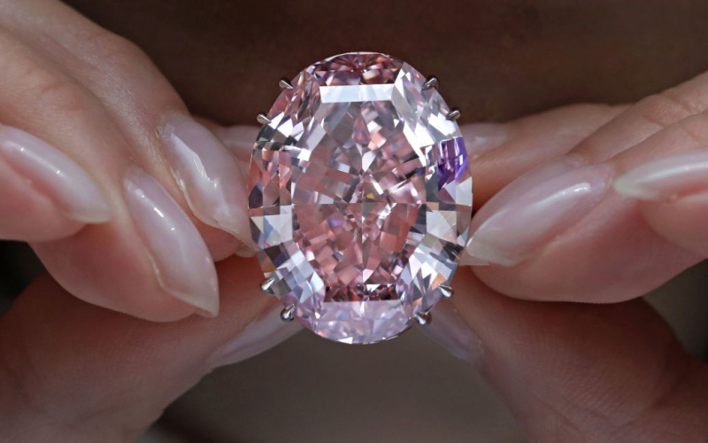 Un raro diamante rosa se vendió por una cantidad récord de $58 millones