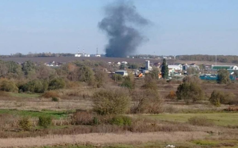 В Los trabajos de defensa aérea en Belgorod y el depósito de petróleo están en llamas: foto, video en un depósito de petróleo.</strong></p>
<p>Se escuchan explosiones en Belgorod, Rusia, el 15 de octubre: la defensa aérea puede funcionar.</p>
<p>El público local escribe sobre esto.</p>
<p>Sí, se informa humo en el área de Razumnoye, región de Belgorod. También se supone que esto podría haber sido una “llegada” al depósito de petróleo.</p>
<p>Recordemos que el 14 de octubre, un cohete ruso que volaba en dirección a Kharkov cayó en el TPP en Belgorod por desconocido razones. Se produjo un incendio en el lugar, algunas áreas de la ciudad se quedaron sin electricidad.</p>
<p>Un día antes, en el pueblo de Oktyabrsky, región de Belgorod, se incendió, probablemente en un depósito de municiones. Se escucharon sonidos de detonación en el lugar.</p>
<p>Por alguna razón, Belgorod ha estado absolutamente inquieto últimamente. Así, el 11 de octubre también se escucharon explosiones en la ciudad y los vecinos registraron la probable llegada de un cohete.</p>
<p><u><strong>Lea también:</strong></u></p>
<h4>Temas similares:</h4>
<p>Publicidad</p>
<!-- AddThis Advanced Settings above via filter on the_content --><!-- AddThis Advanced Settings below via filter on the_content --><!-- AddThis Advanced Settings generic via filter on the_content --><!-- AddThis Related Posts below via filter on the_content --><div class=