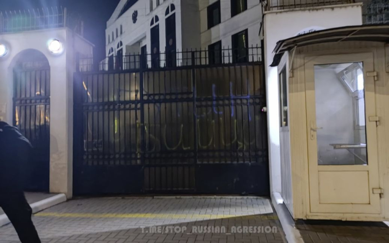 En Moldavia, un ruso pintó las puertas de la embajada rusa y lanzó un saludo