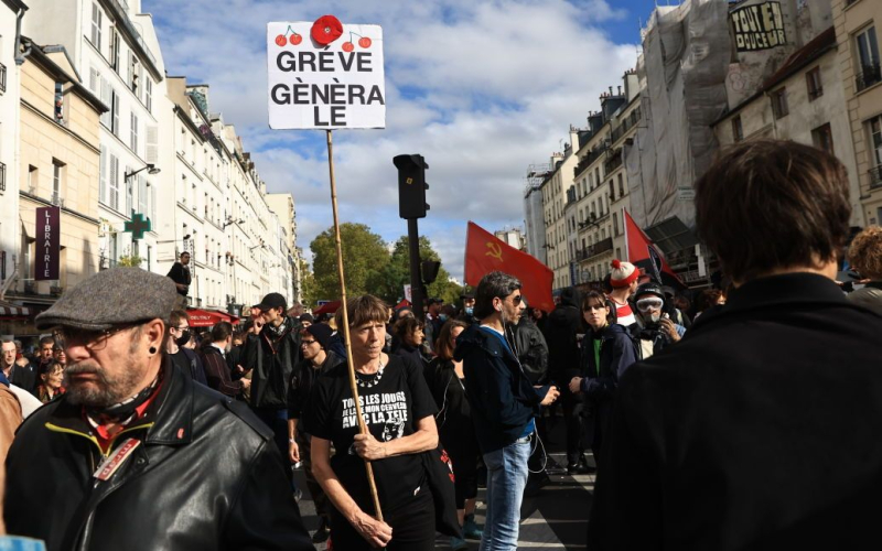 En la capital francesa, manifestantes contra la subida de precios asaltaron un banco: vídeo