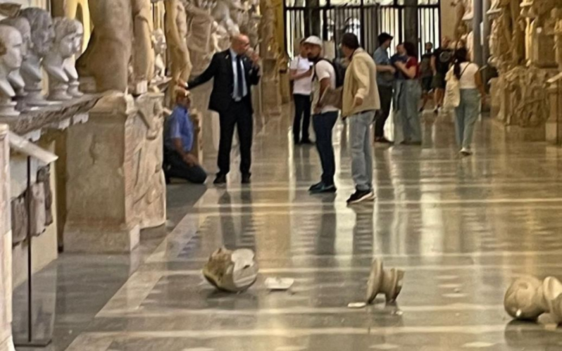 En el Vaticano, un turista se abrió paso hasta el Papa y destrozó dos bustos romanos antiguos