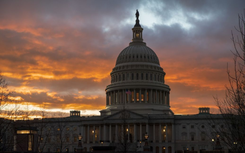 Cerca del Capitolio en La policía arrestó a un hombre armado en Washington D.C. El 19 de octubre, la policía detuvo a un residente del estado estadounidense de Georgia de 80 años que estacionó ilegalmente un minibús en el territorio del Capitolio en Washington. El Centro del Parlamento y la Corte Suprema de EE. UU. se encuentran aquí.</p>
<p>Se encontraron armas en la camioneta del infractor de estacionamiento, según Reuters.</p>
<p>El hombre le explicó a la policía que se había detenido aquí. porque él y sus dos pasajeros pretendían presentar documentos ante el tribunal.</p>
<p>En la camioneta del conductor se encontraron una escopeta y dos pistolas.</p>
<p>Un hombre fue detenido por cargos de transporte de armas. a los terrenos del Capitolio. Dos ocupantes del minibús fueron detenidos pero no arrestados.</p>
<p>La policía dijo que decenas de personas son arrestadas cada año tratando de introducir armas de contrabando en el Congreso de los Estados Unidos.</p>
<p>Recuerde que en agosto de este año un hombre en un automóvil embistió una barrera en el Capitolio. Cuando la policía salió corriendo a su encuentro, el hombre primero disparó al aire y luego se suicidó.</p>
<h4>Temas relacionados:</h4>
<p>Publicidad</p>
<!-- AddThis Advanced Settings above via filter on the_content --><!-- AddThis Advanced Settings below via filter on the_content --><!-- AddThis Advanced Settings generic via filter on the_content --><!-- AddThis Related Posts below via filter on the_content --><div class=