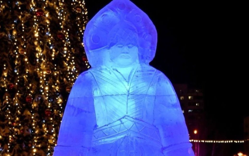 Hija Genghis Khan: una extraña "doncella de nieve" (foto) se instaló en una ciudad rusa en Nizhnevartovsk, la ciudad de los trabajadores petroleros rusos, causó sorpresa e indignación entre los residentes locales.</strong></p>
<p>En la ciudad siberiana de Nizhnevartovsk, región de Tyumen de la Federación Rusa, se instalaron esculturas de hielo y nieve basadas en los cuentos de hadas de Pavel Bazhov en la plaza Neftchilar para las vacaciones de Año Nuevo. Las joyas resultaron, por decirlo suavemente, específicas. Los lugareños quedaron especialmente impresionados por la doncella de nieve gorda y severa, a quien se llama “abuelo Doncella de nieve” en las redes sociales, y a través de la hendidura del ojo mongol: “la hija de Genghis Khan”.</p>
<p>Según lo informado por Rise sitio web, toda la composición escultórica costó a las autoridades locales 10 millones de rublos (aproximadamente 75 mil dólares).</p>
<p>Mientras tanto, el público local escribe que el dinero fue malgastado, porque las esculturas asustan a los niños más de lo que fascinan. Alguien notó la similitud de las características de “Snegurochka” con el alcalde de la ciudad, Dmitry Koshchenko.</p>
<p>“Abuelo Bullfinch”, “Snow Maiden-Hulk”, “Snow Maiden se excedió en el gimnasio, sobrecomió proteínas”, “Severe Siberian Snow Maiden”, “Snow Maiden Samurai”, estas son las frases a las que reaccionaron los usuarios locales de las redes sociales. la aparición de esta fabulosa heroína.</p>
<p> < blockquote class=