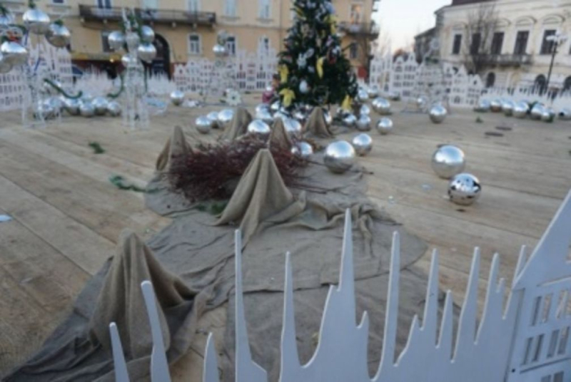 En Chernivtsi, personas desconocidas destruyeron los lugares festivos que los niños ayudaron a decorar.
