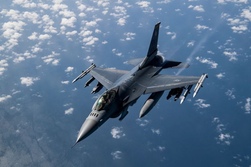 La Casa Blanca no excluye el suministro de aviones de combate F-16 a Ucrania