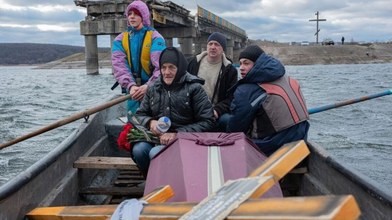 Una madre lleva el ataúd con el cuerpo de su hijo que dio su vida por Ucrania en barco: una dolorosa foto ha dado la vuelta a la red