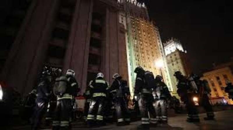 Humo en el edificio del Ministerio de Relaciones Exteriores de Rusia: decenas de camiones de bomberos llegaron al lugar