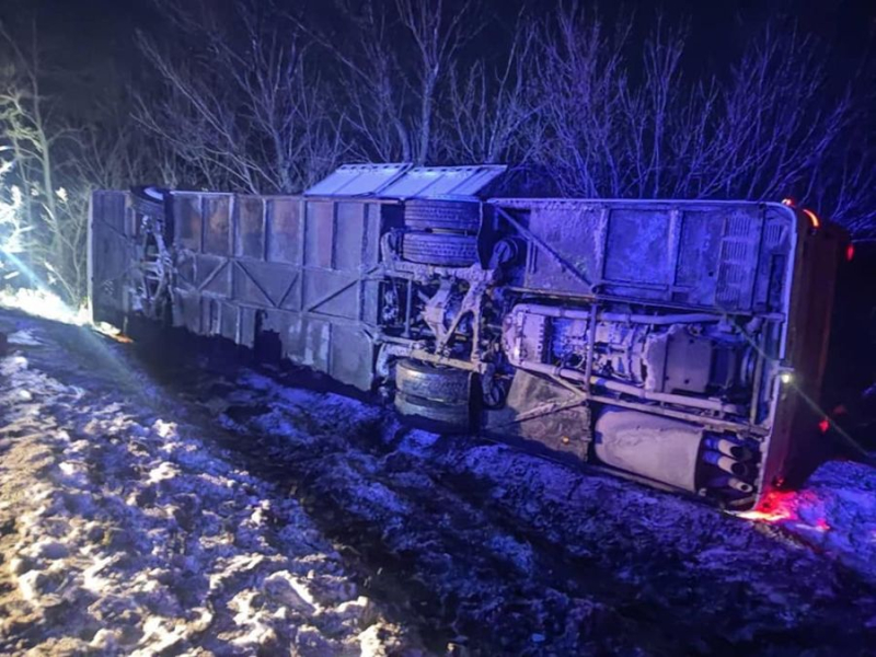 Un autobús que viajaba a Odessa volcó debido al mal tiempo en Moldavia: había 20 pasajeros a bordo 